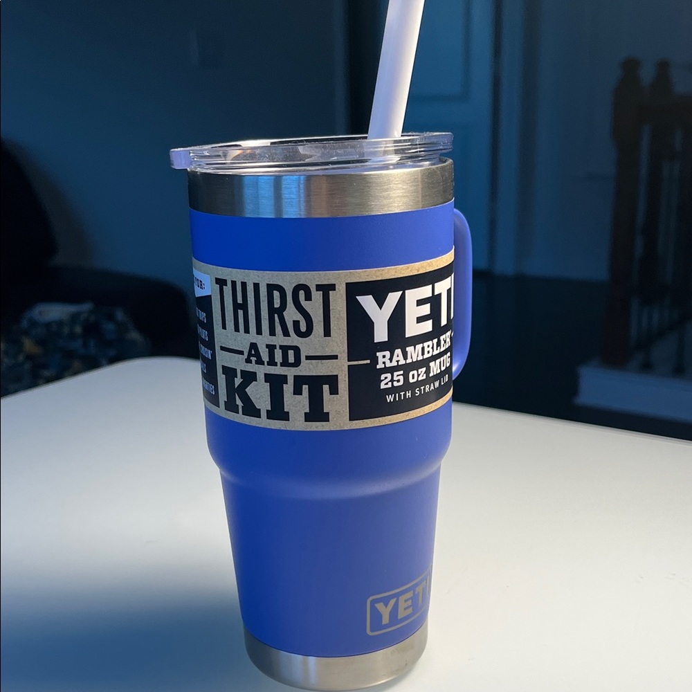 YETI Rambler 25 oz Mug with Straw! Ultramarine Violet color! NWT!